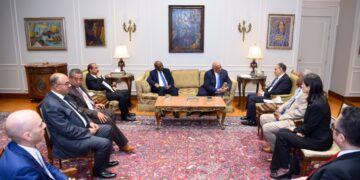 وزير الخارجية والهجرة يلتقي مع رئيس البرلمان الجيبوتي لتعزيز التعاون المشترك