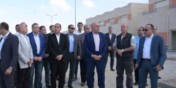 رئيس الوزراء يتفقد مجمع “الورش الحرفية” و”السكن البديل” بمنطقة شمال الحرفيين