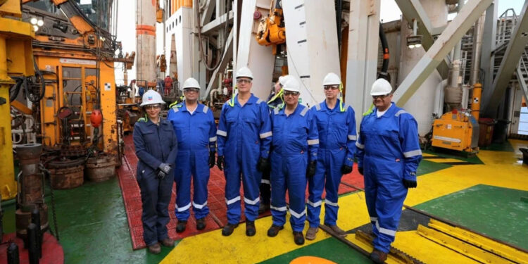 وزير البترول يتفقد أعمال حفر البئر الاستكشافي  ” خنجر 1 “