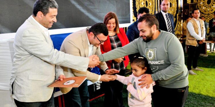 وزير الإسكان ومحافظ دمياط يسلمان عقود وحدات المبادرة الرئاسية “سكن لكل المصريين” لمستحقيها بمركز “شطا” بمحافظة دمياط