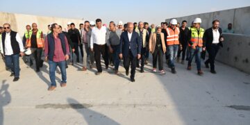 وزير الصناعة والنقل  يتفقد مواقع العمل بمشروع الخط الأول من شبكة القطار الكهربائي السريع