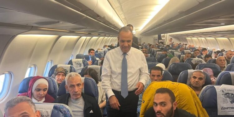 في ختام زيارته لبيروت.. وزير الخارجية والهجرة يصطحب ٢٩٤ مواطنًا لإعادتهم إلى أرض الوطن