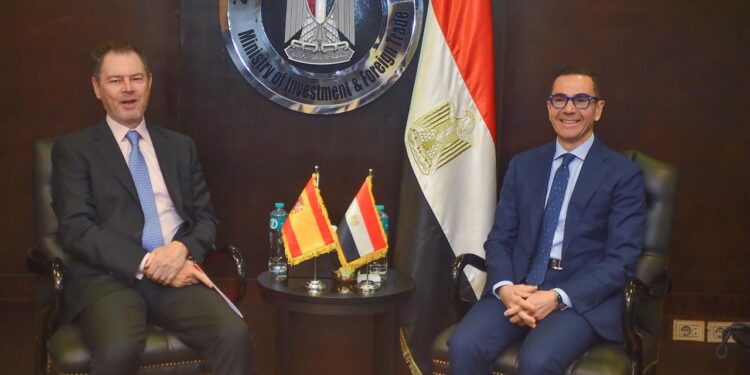 وزير الاستثمار يبحث مع السفير الإسباني بالقاهرة سبل تعزيز العلاقات الاقتصادية بين البلدين