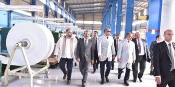 وزير العمل يختتم جولته في “العاشر من رمضان” بزيارة مصنعي الأمل الشريف وحكيم مصر باكو للبلاستيك