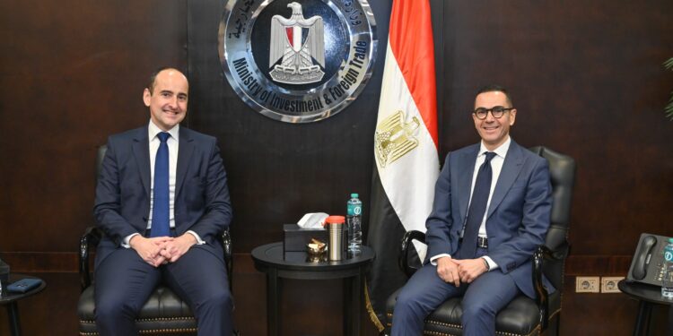وزير التجارة الخارجية يبحث مع شركة استشارات استثمارية فرص التعاون