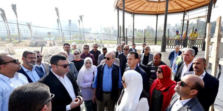 وزير الإسكان يتفقد سير العمل بمشروع تطوير وإحياء حديقة الأزبكية بمحافظة القاهرة