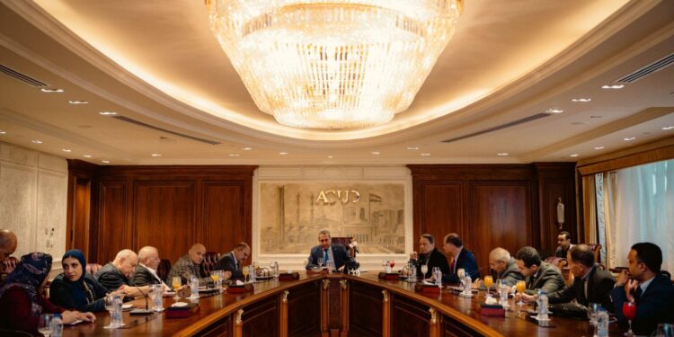 خالد عباس يلتقي وفداً من اتحاد الصحفيين العرب بالعاصمة الإدارية الجديدة