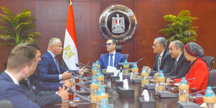 وزير الاستثمار يستعرض مع وفد شركة بادما البولندية مشروع لتصنيع الأثاث المنزلي بمدينة العلمين الجديدة باستثمارات ٧٠ مليون يورو