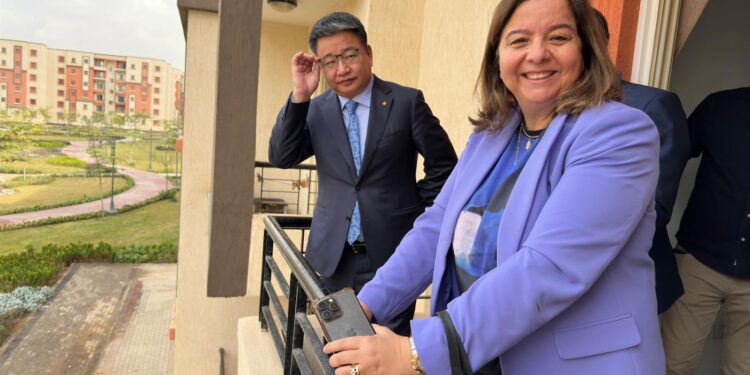 نائب رئيس “هيئة المجتمعات العمرانية” يتفقد المشروعات الجاري تنفيذها بمدينتي العاشر من رمضان والشروق