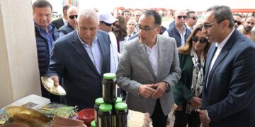 رئيس الوزراء يتفقد القرية التراثية بالخارجة ومعرض “أيادي مصر”