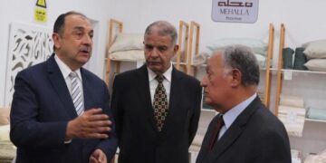 وزير قطاع الأعمال العام يتفقد فرع “عمر أفندي” بميدان روكسي بعد تطويره