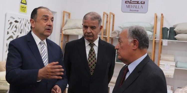 وزير قطاع الأعمال العام يتفقد فرع “عمر أفندي” بميدان روكسي بعد تطويره