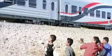 النقل تواصل مناشدتها  للمواطنين بالمشاركة معها فى التوعية من مخاطر ظاهرة رشق الاطفال للقطارات بالحجارة