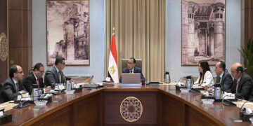 رئيس الوزراء يتابع مع وزير الإسكان الموقف التنفيذي لعددٍ من المشروعات