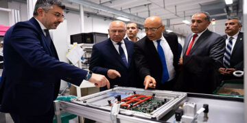نائب رئيس مجلس الوزراء للتنمية الصناعية يتفقد  مصنع شركة ميرمك الإيطالية