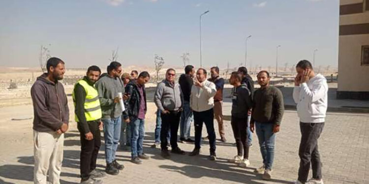 جهاز مدينة ١٥ مايو يُكثف أعمال الكهرباء وتنسيق الموقع بمواقع المبادرة الرئاسية “سكن لكل المصريين”