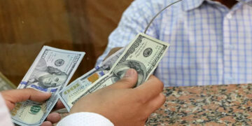 الدولار يكسر حاجز الـ 51 جنيها خلال تعاملات اليوم في البنوك