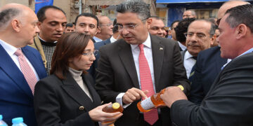 وزير التموين ومحافظ البحيرة يفتتحان سوق اليوم الواحد بمركز دمنهور