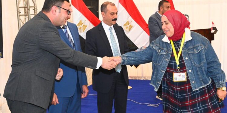 وزير الإسكان يسلم عدداً من محاضر استلام الأراضى المضافة لمدينة العبور الجديدة لمستحقيها