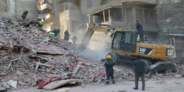 الحماية المدنية تواصل البحث عن مفقودين أسفل عقار العباسية المنهار