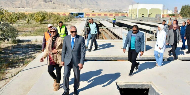 مسئولو” الإسكان” يتفقدون مشروعات المرافق والبنية التحتية الجاري تنفيذها بمدينة السويس الجديدة