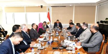 وزير الإسكان يتابع سير العمل بقطاع الشئون المالية والإدارية والموارد البشرية بهيئة المجتمعات العمرانية الجديدة