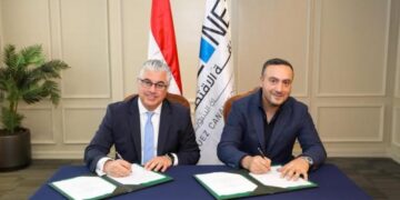 رئيس اقتصادية قناة السويس يوقع عقد مشروع “دينم ريز” التركية لصناعة الملابس بالقنطرة غرب الصناعية