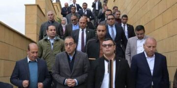 رئيس الوزراء يتفقد مشروع “أرابيسك” بسور مجرى العيون ويُسلم عقود عددٍ من الوحدات للمُستفيدين