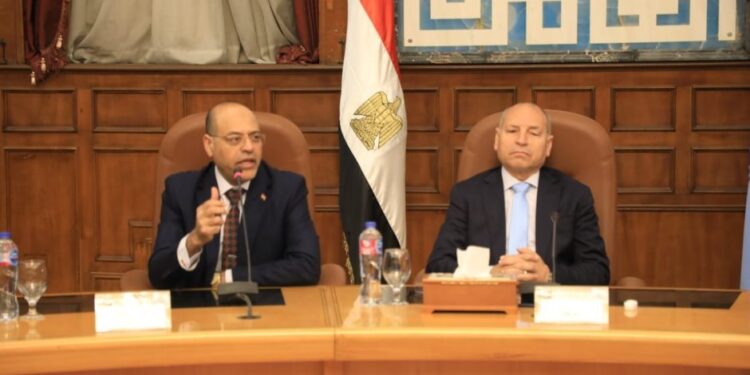 وزير العمل ومحافظ القاهرة يسلمان 80 عقد عمل منهم 70 عقدا لذوي همم ..و14 شهادة إتمام دورة تدريبية