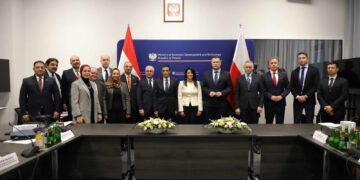 المشاط ووزير التنمية الاقتصادية البولندي يوقعان برتوكول في ١٦ مجال تنموية