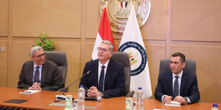 وزير البترول والثروة المعدنية يعقد لقاءا موسعاً مع مستثمري التعدين