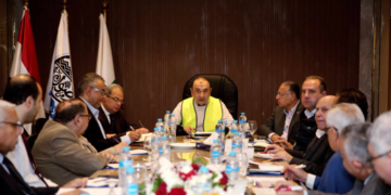 وزير قطاع الأعمال العام يتابع الموقف التنفيذي لمشروعات “القابضة الكيماوية”