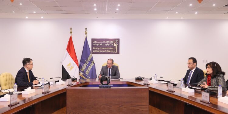 وزير الاتصالات يبحث مع نائب رئيس البنك الدولى التعاون فى مجالات التحول الرقمى