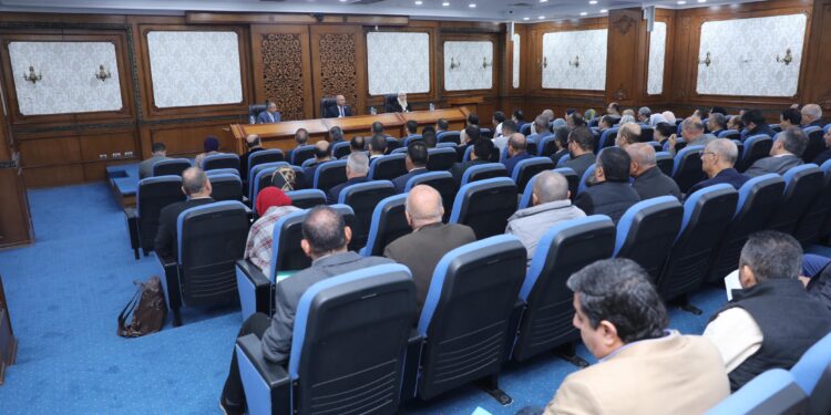 وزير الصناعة والنقل يبحث مع محافظ ومستثمري بورسعيد تحديات المناطق الصناعية