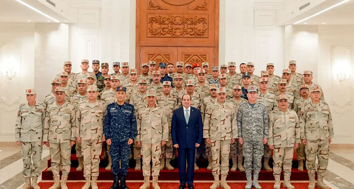 الرئيس السيسي يجتمع بعدد من قادة القوات المسلحة والشرطة والأجهزة الأمنية