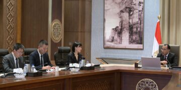 رئيس الوزراء يلتقي رئيسة مجلس إدارة مجموعة “نيو هوب” الصينية لاستعراض فرص الاستثمار