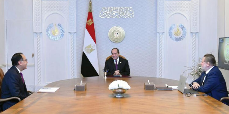 الرئيس السيسي يجتمع مع رئيس الوزراء ومحافظ البنك المركزي