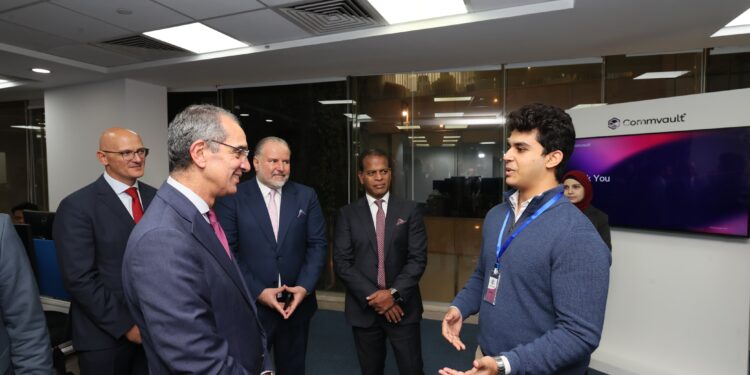 وزير الاتصالات يفتتح مركز تميز كومفولت العالمية بالقاهرة