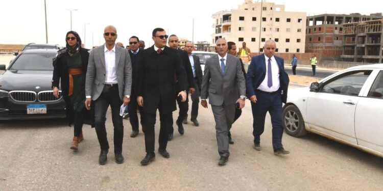 وزير الإسكان يتفقد أعمال الطرق بمنطقة أحياء بيت الوطن بالامتداد الشرقي لمدينة القاهرة الجديدة
