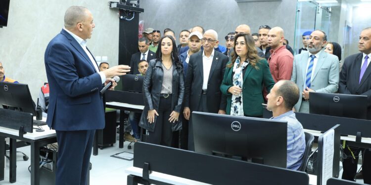 وزيرة التنمية تتفقد مركز السيطرة للشبكة الوطنية للطوارئ والسلامة العامة بشمال سيناء