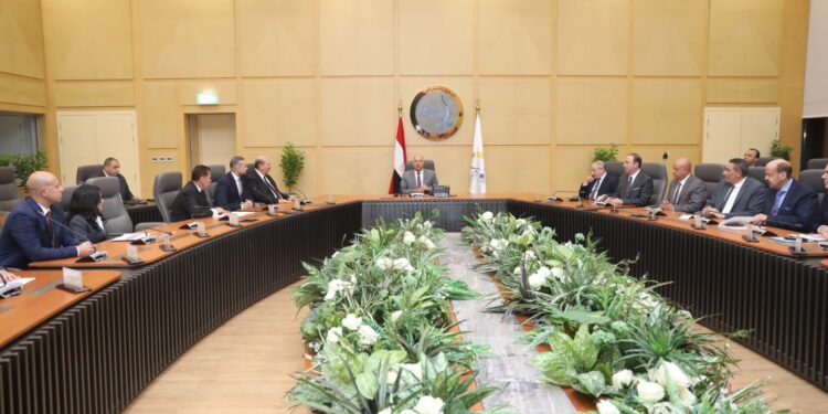 النقل: توقيع عقد إتفاق مؤسسون لانشاء أول مشروع من نوعه فى مصر لتخريد السفن بميناء دمياط