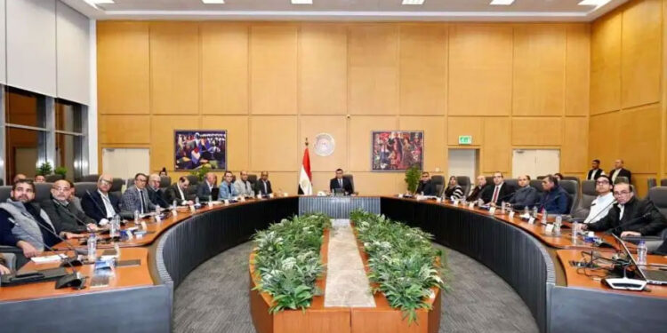 وزير الإسكان يعقد اجتماعاً موسعاً بمقر الوزارة مع شركات المقاولات العاملة بمشروع تطوير موقع التجلى الأعظم