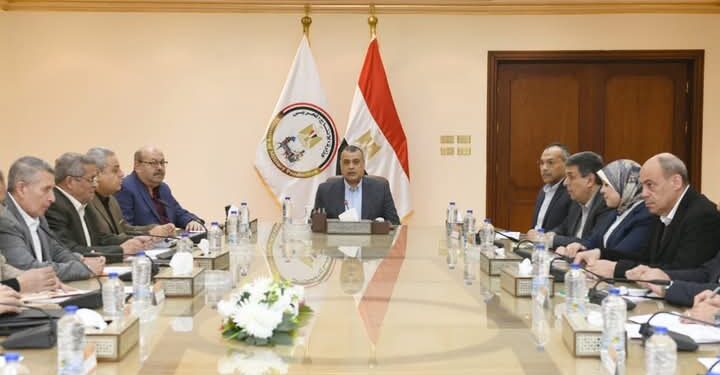 وزير الإنتاج الحربي يتابع الموقف النصف سنوي لموازنة (2024 / 2025) ويناقش الخطط المستقبلية لشركات الوزارة