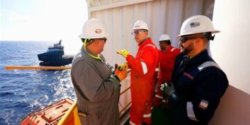 وزير البترول يتفقد سفينة الحفر 9 – Valaris  Ds للبحث عن الغاز الطبيعي في منطقة شمال مراقيا