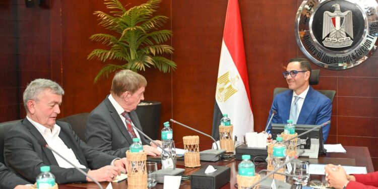 وزير الاستثمار يلتقي وفد اتحاد الصناعات البافاري وجمعية الصداقة العربية الألمانية لبحث سبل تعزيز التعاون المشترك