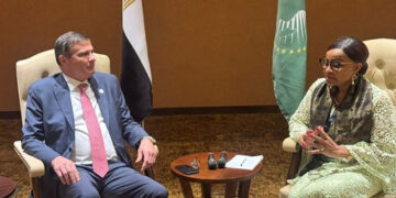 وزير الزراعة يلتقي مفوض الزراعة والتنمية الريفية بالاتحاد الافريقي في ختام “قمة أوغندا”