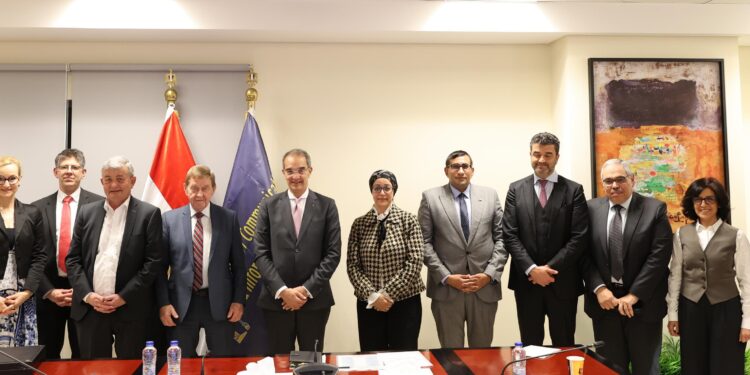 وزير الاتصالات يبحث مع اتحاد الصناعات فى بافاريا الألمانية جذب الاستثمارات
