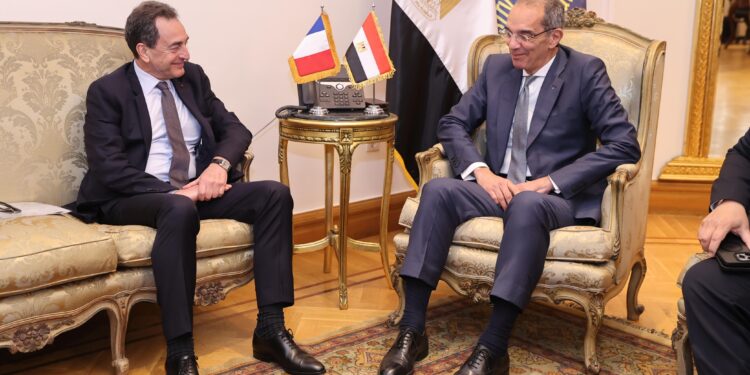 وزير الاتصالات يبحث مع سفير فرنسا بالقاهرة تعزيز التعاون في مجال الذكاء الاصطناعي