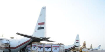 طائرة مساعدات مصرية تصل دمشق وعلى متنها 15 طنا من المواد الطبية والإغاثية