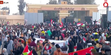 وقفة شعبية كبيرة أمام معبر رفح للتضامن مع الشعب الفلسطيني ورفض تهجيره